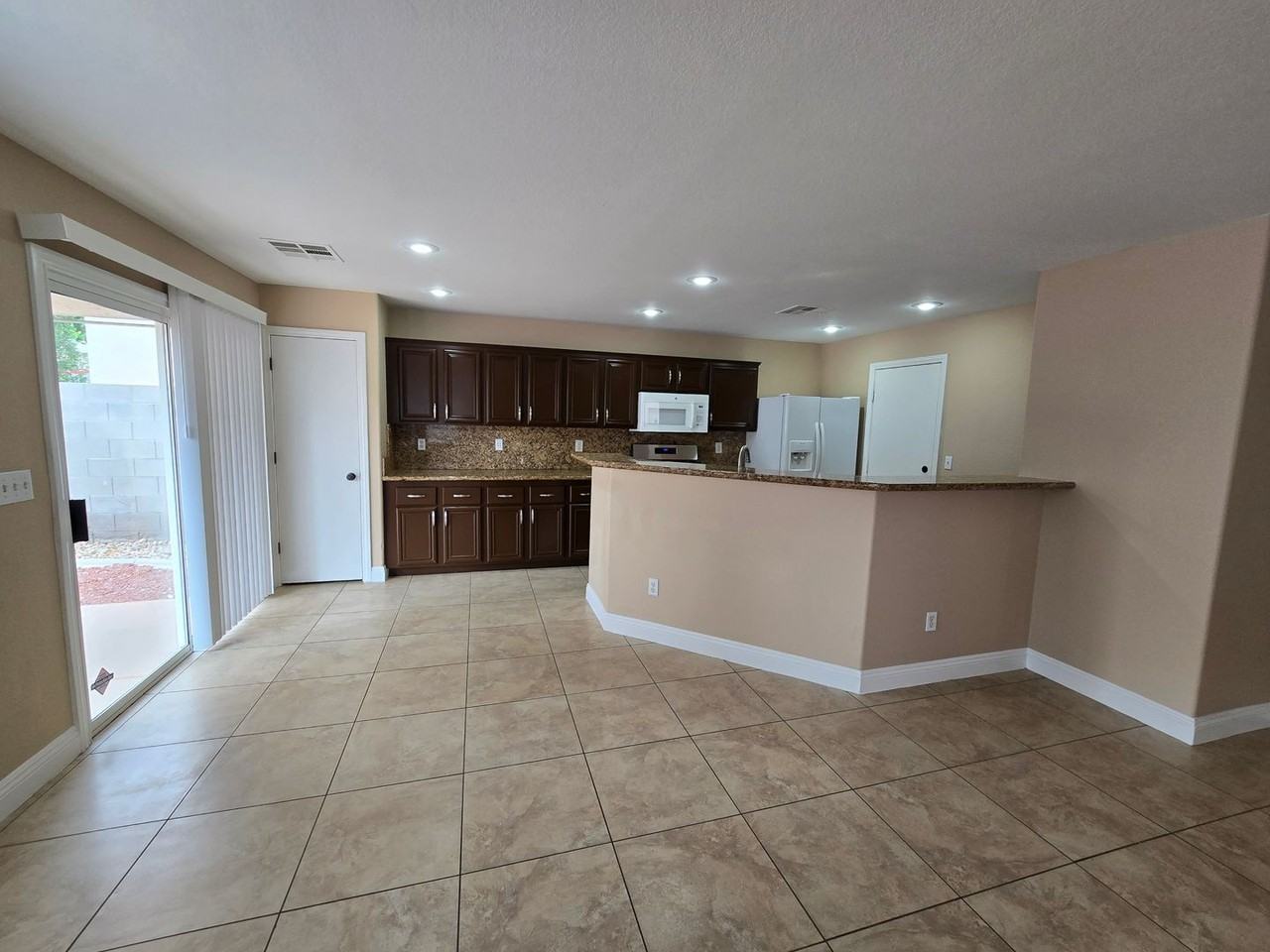245 Country Greens Ave - Photo 7 of 33