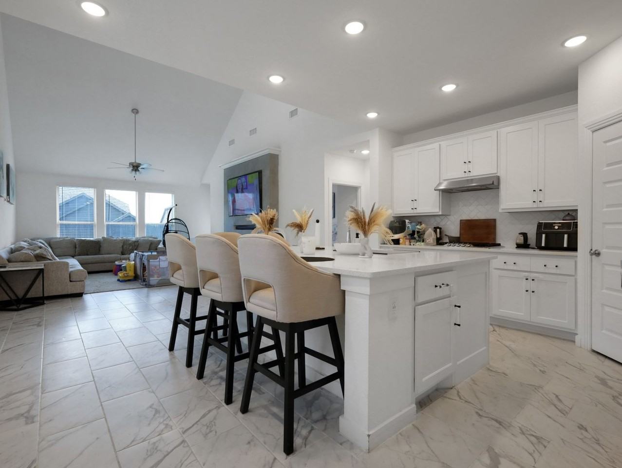 3936 Mercedes Bnd - Photo 3 of 27