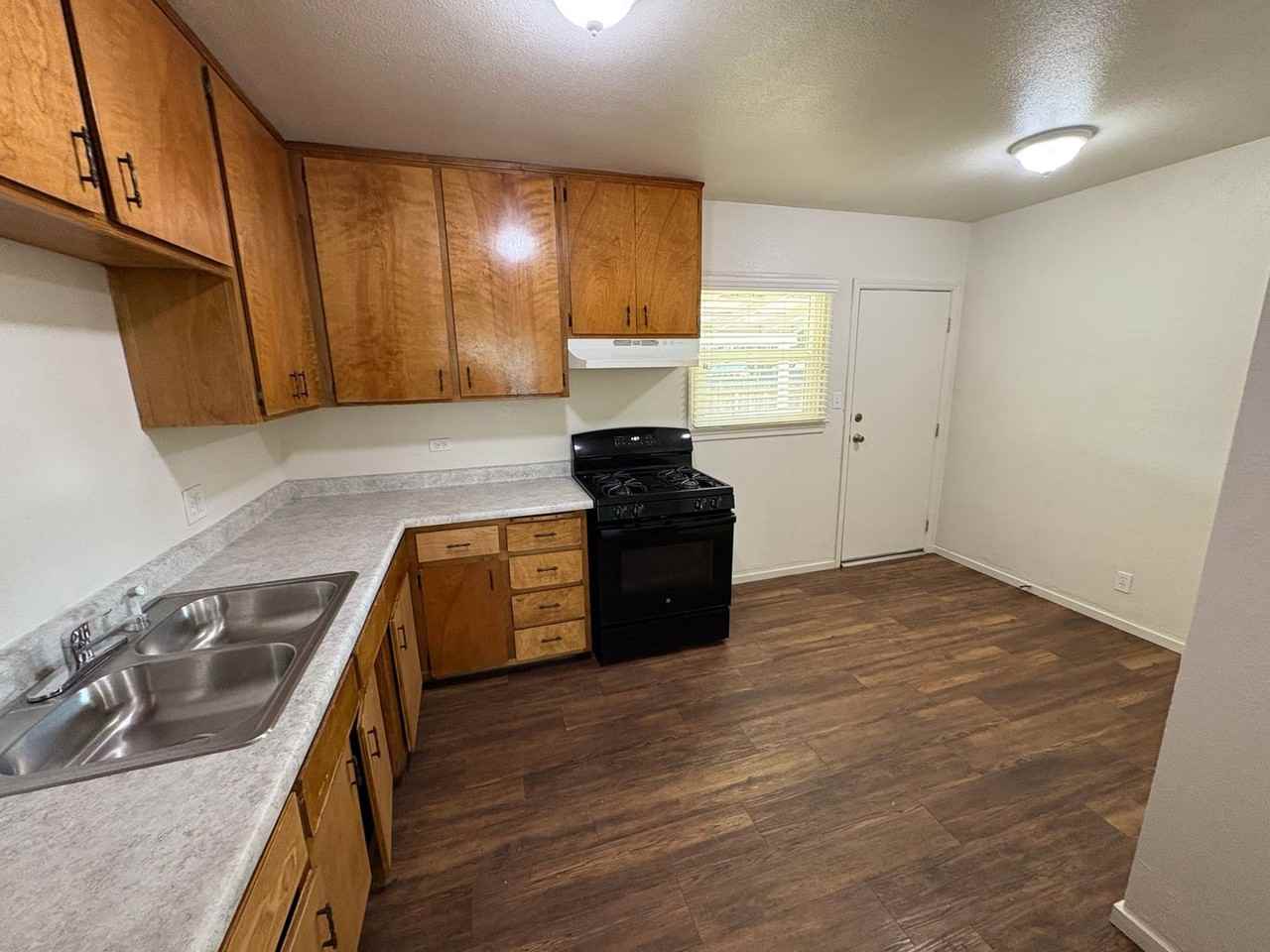 1033 W Houston Ave - Photo 2 of 22