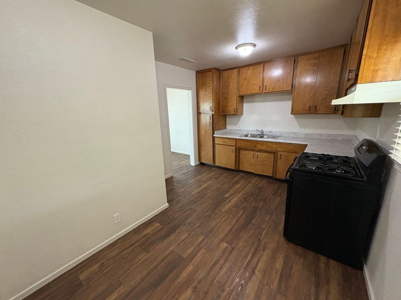 1033 W Houston Ave - Photo 3 of 22