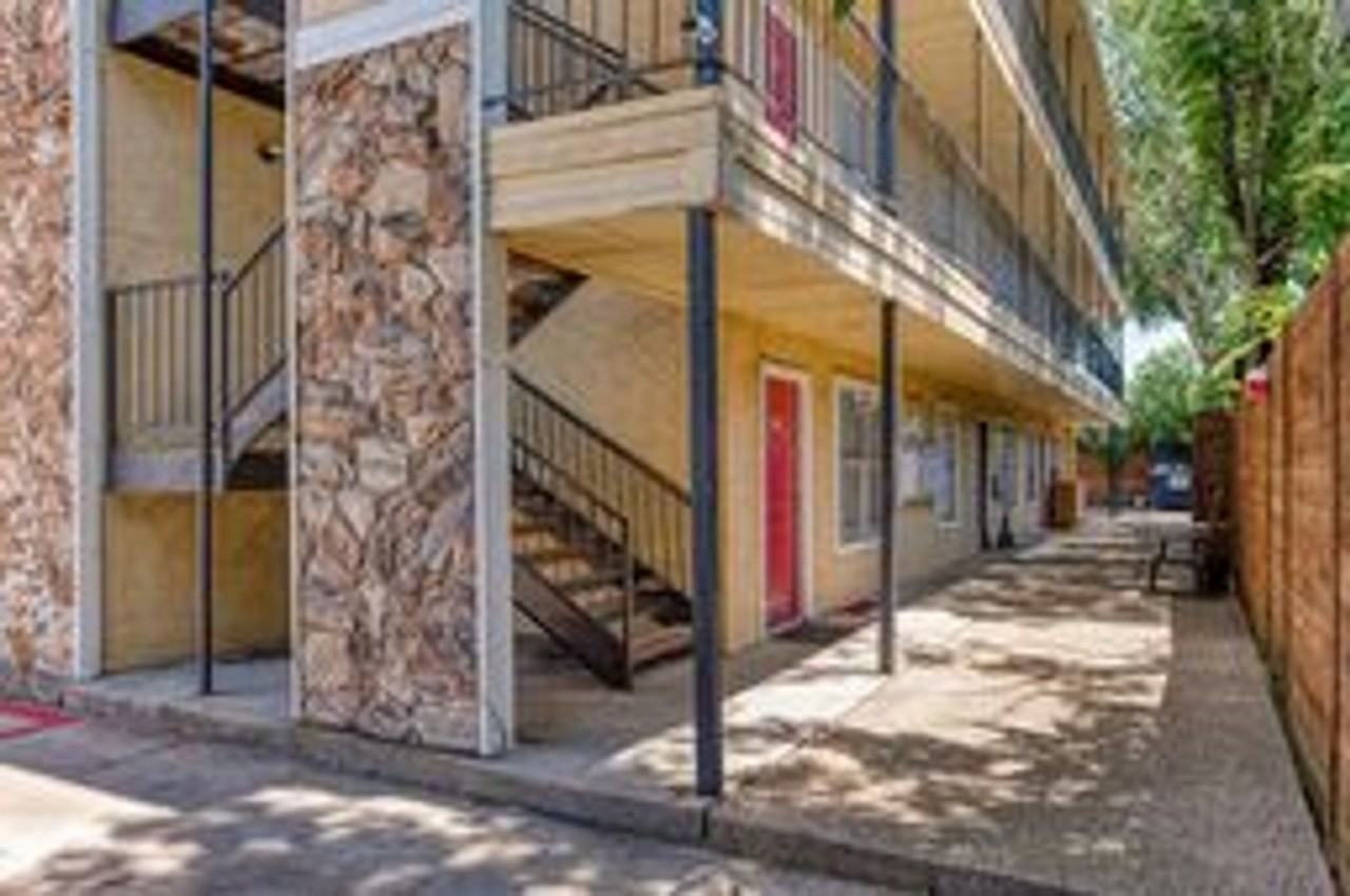 4718 Eastside Ave - Photo 4 of 12