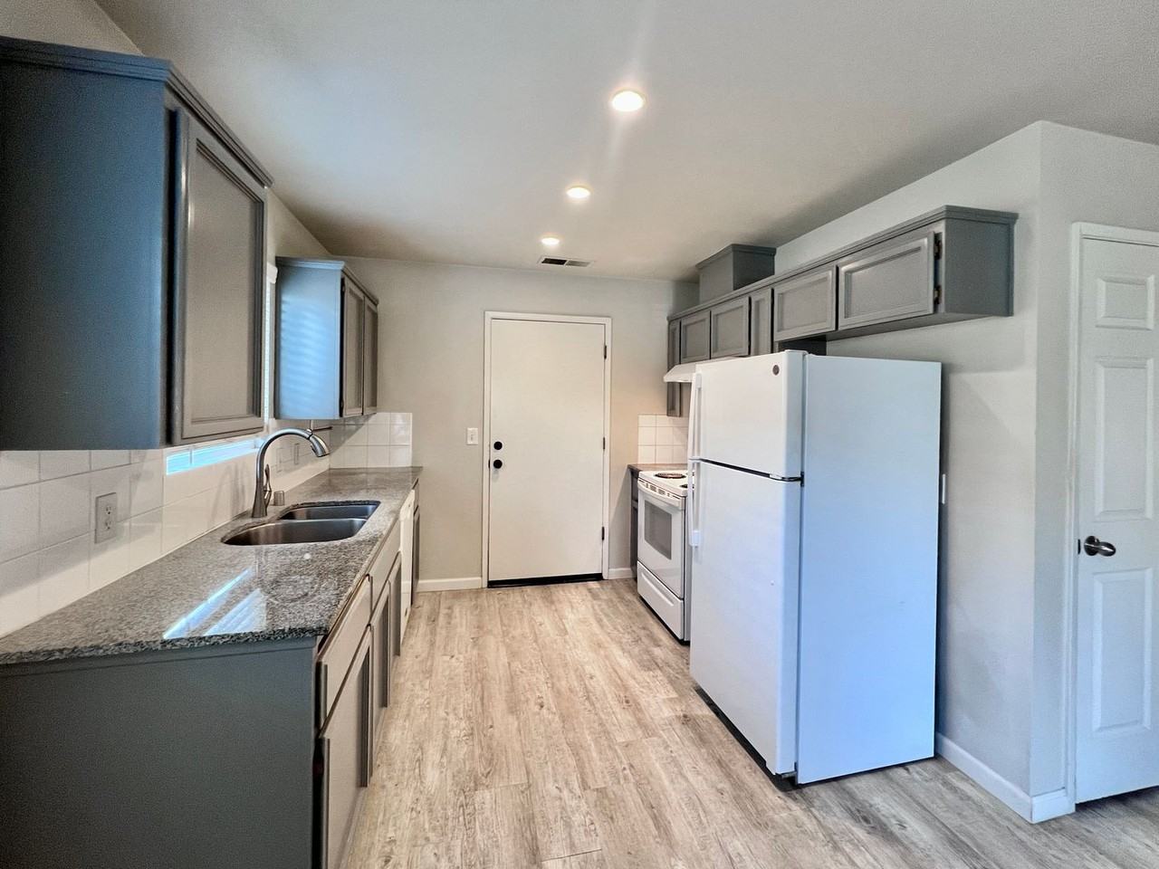 392 W Minarets Ave - Photo 2 of 22