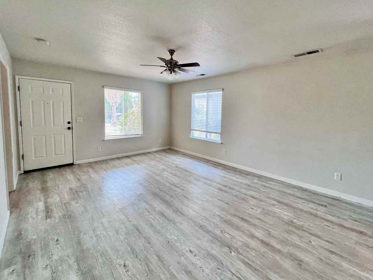 392 W Minarets Ave - Photo 3 of 22