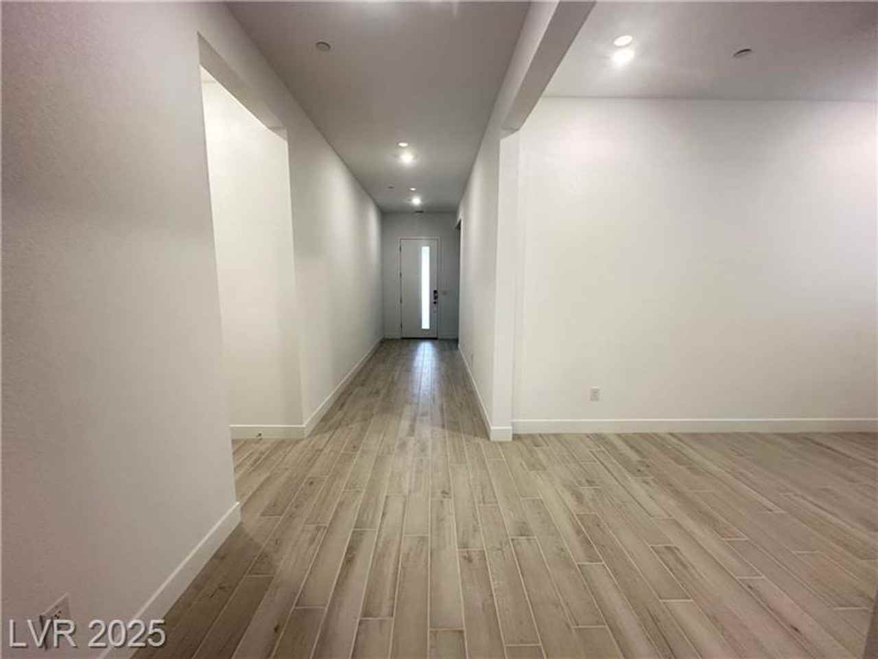 350 Tigullio Ave - Photo 4 of 37