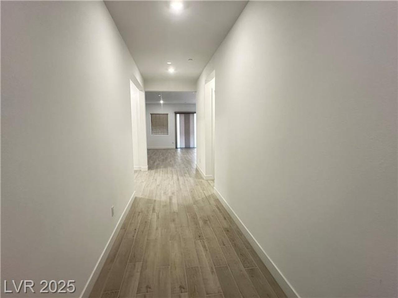 350 Tigullio Ave - Photo 5 of 37