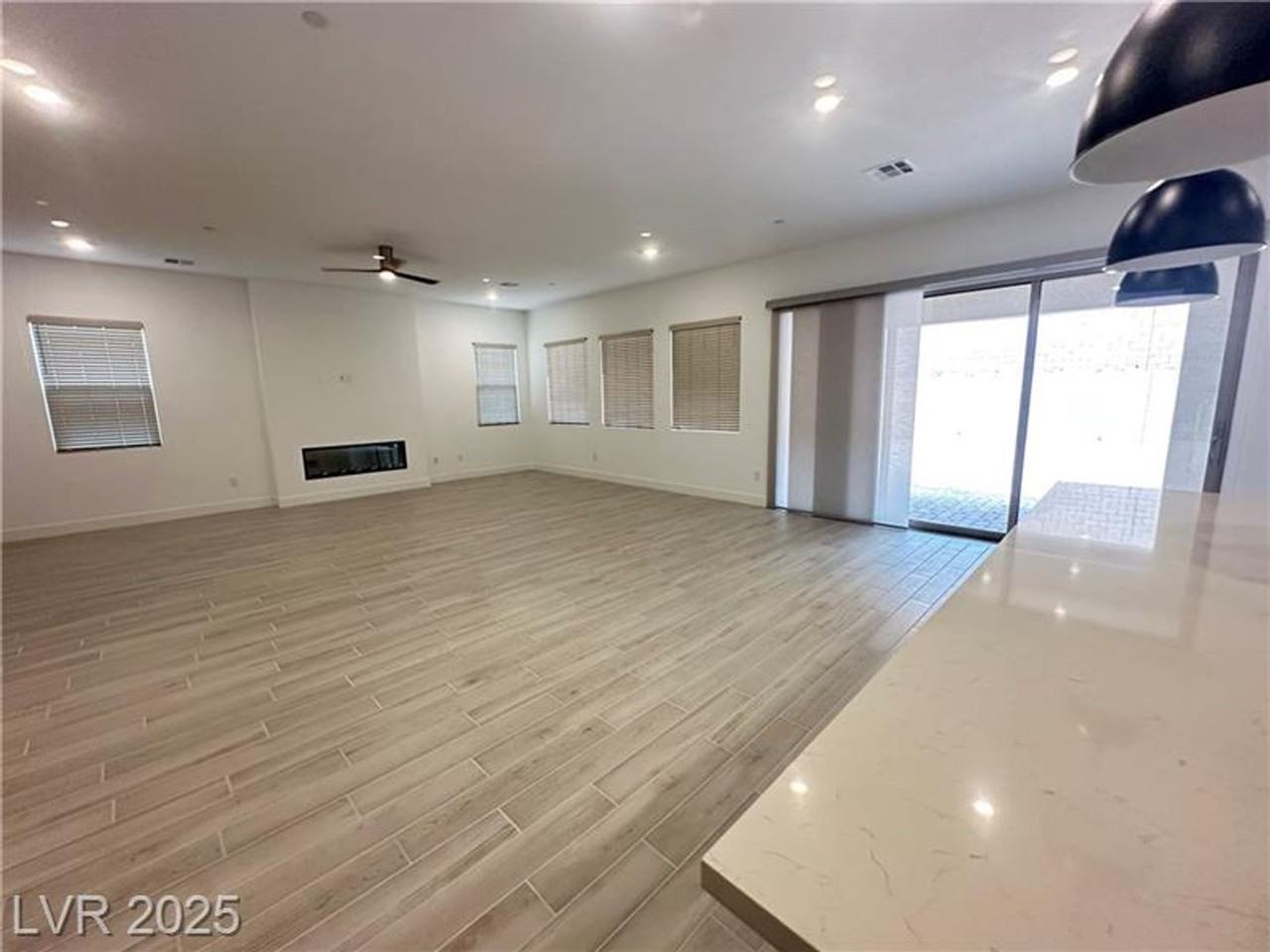 350 Tigullio Ave - Photo 6 of 37