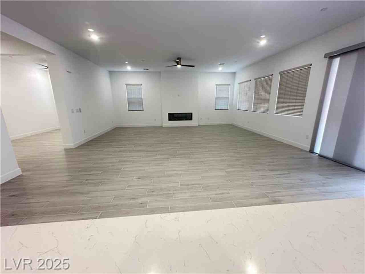 350 Tigullio Ave - Photo 7 of 37