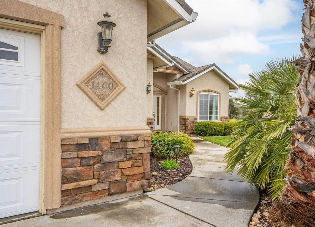 1460 Leonard Ln - Photo 3 of 33