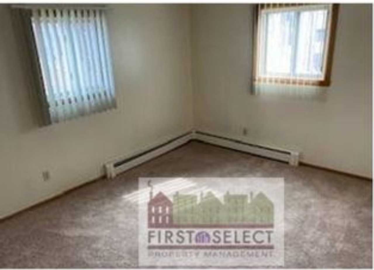 704 Imperial Dr - Photo 2 of 5