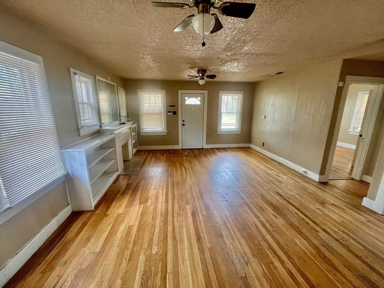 2121 17th St - Photo 2 of 10