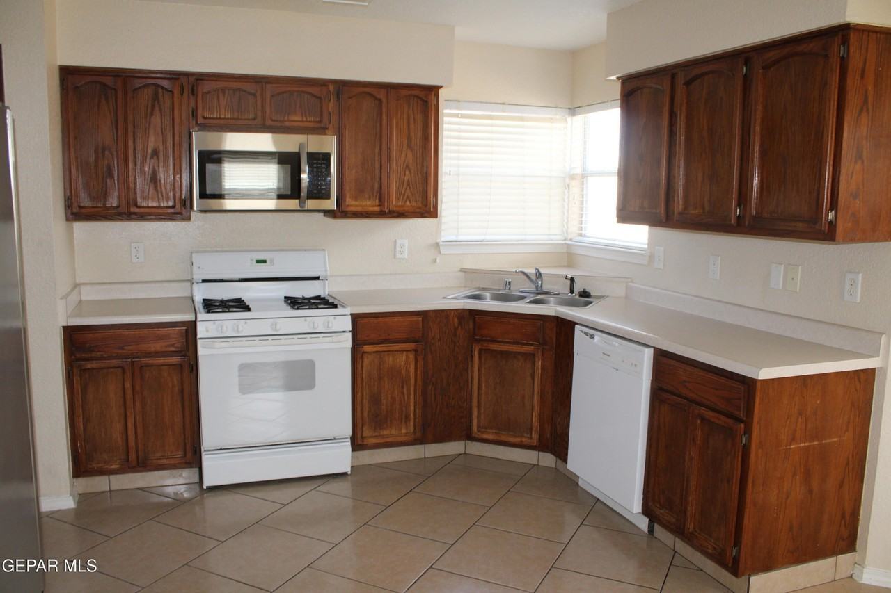 12101 Picasso Dr - Photo 7 of 24