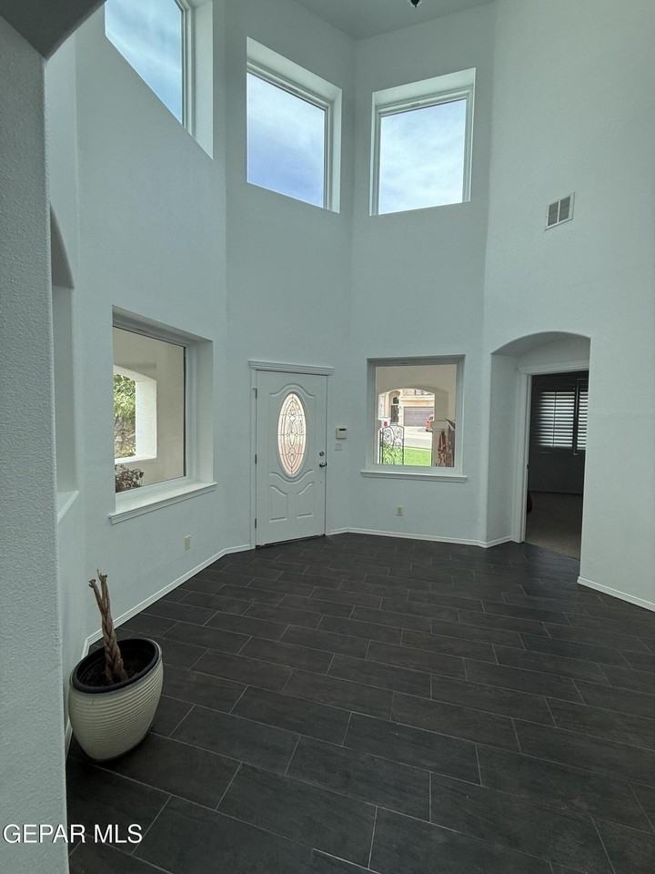 1605 Playa Del Sol Drive - Photo 4 of 29