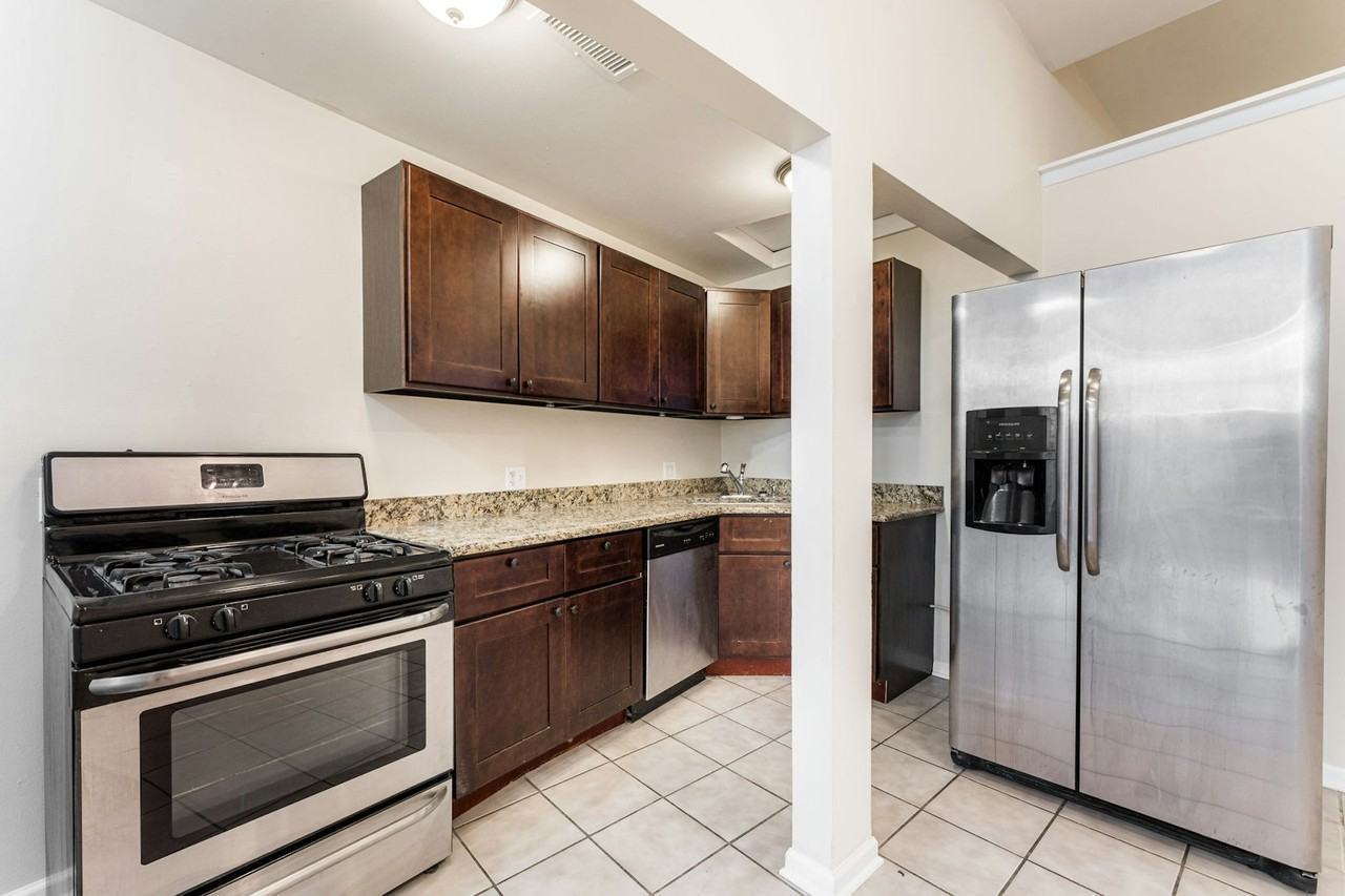 2120 West Grand Avenue, Unit D - Photo 2 of 20