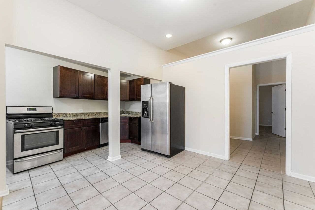 2120 West Grand Avenue, Unit D - Photo 3 of 20