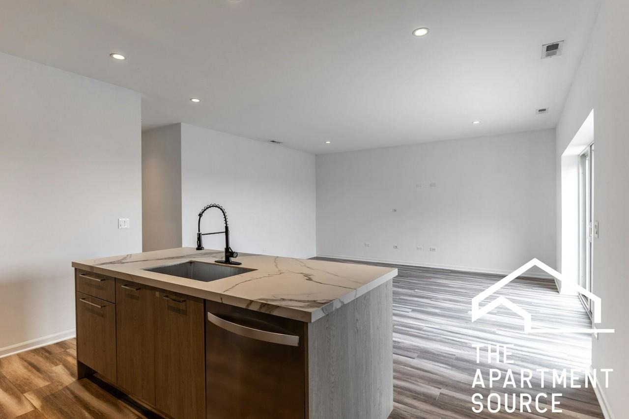 2533 West Fullerton Avenue, Unit 5 - Photo 4 of 24