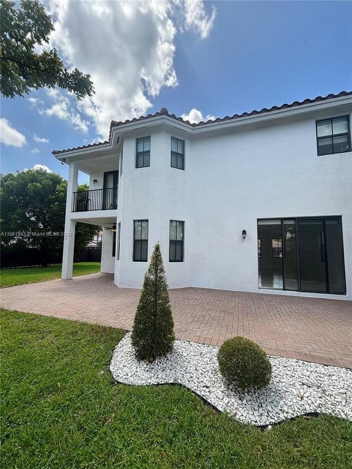 9713 Nw 8th Ter - Photo 6 of 46