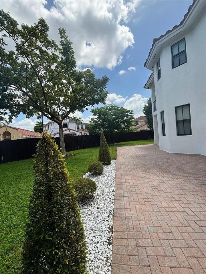 9713 Nw 8th Ter - Photo 7 of 46