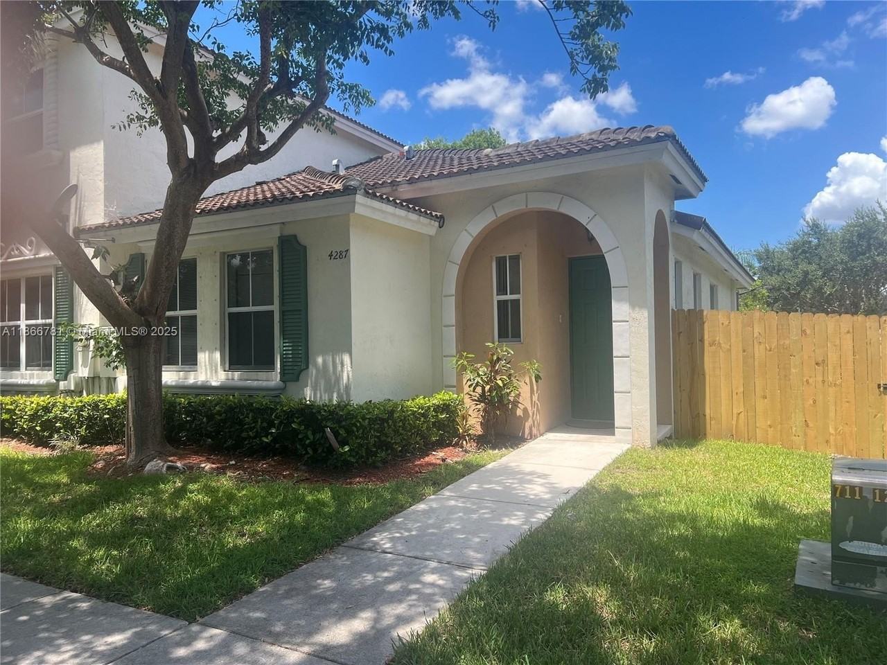 4287 Ne 9th St - Photo 4 of 25