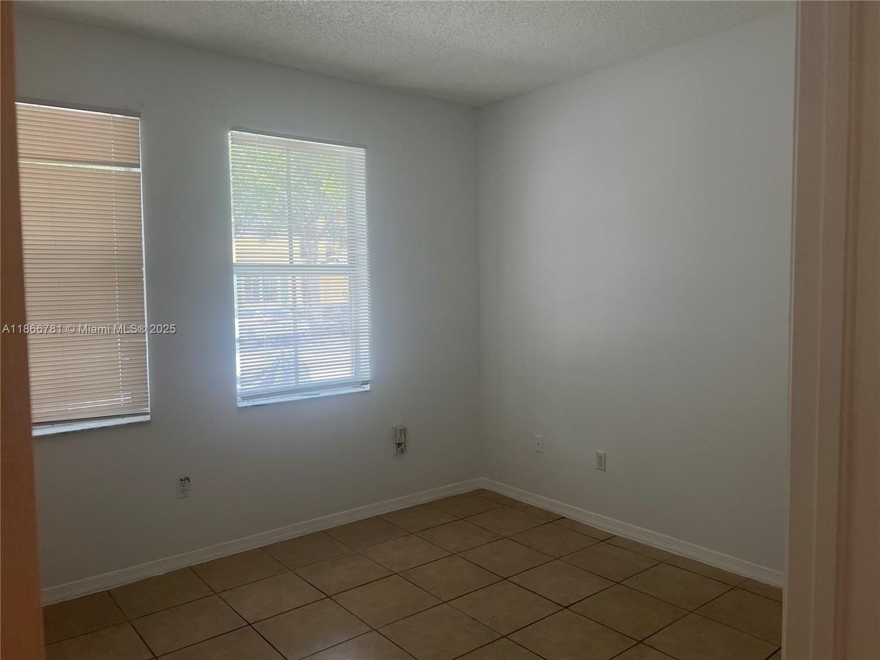 4287 Ne 9th St - Photo 6 of 25