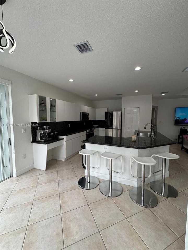 10873 Nw 71st St - Photo 4 of 6