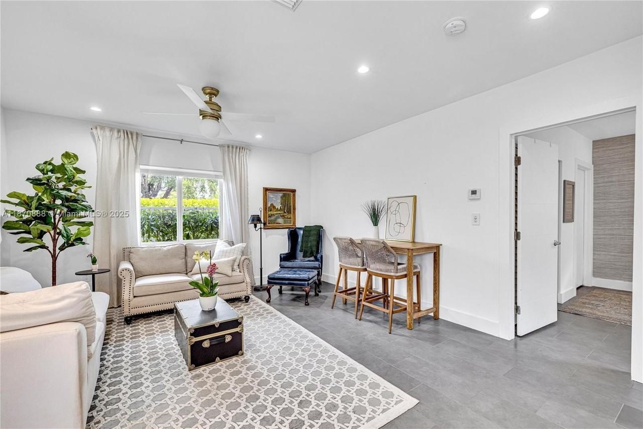 2801 Sw 64th Ave #B - Photo 2 of 7