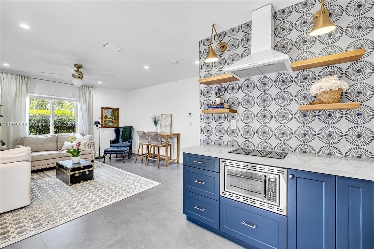 2801 Sw 64th Ave #B - Photo 3 of 7