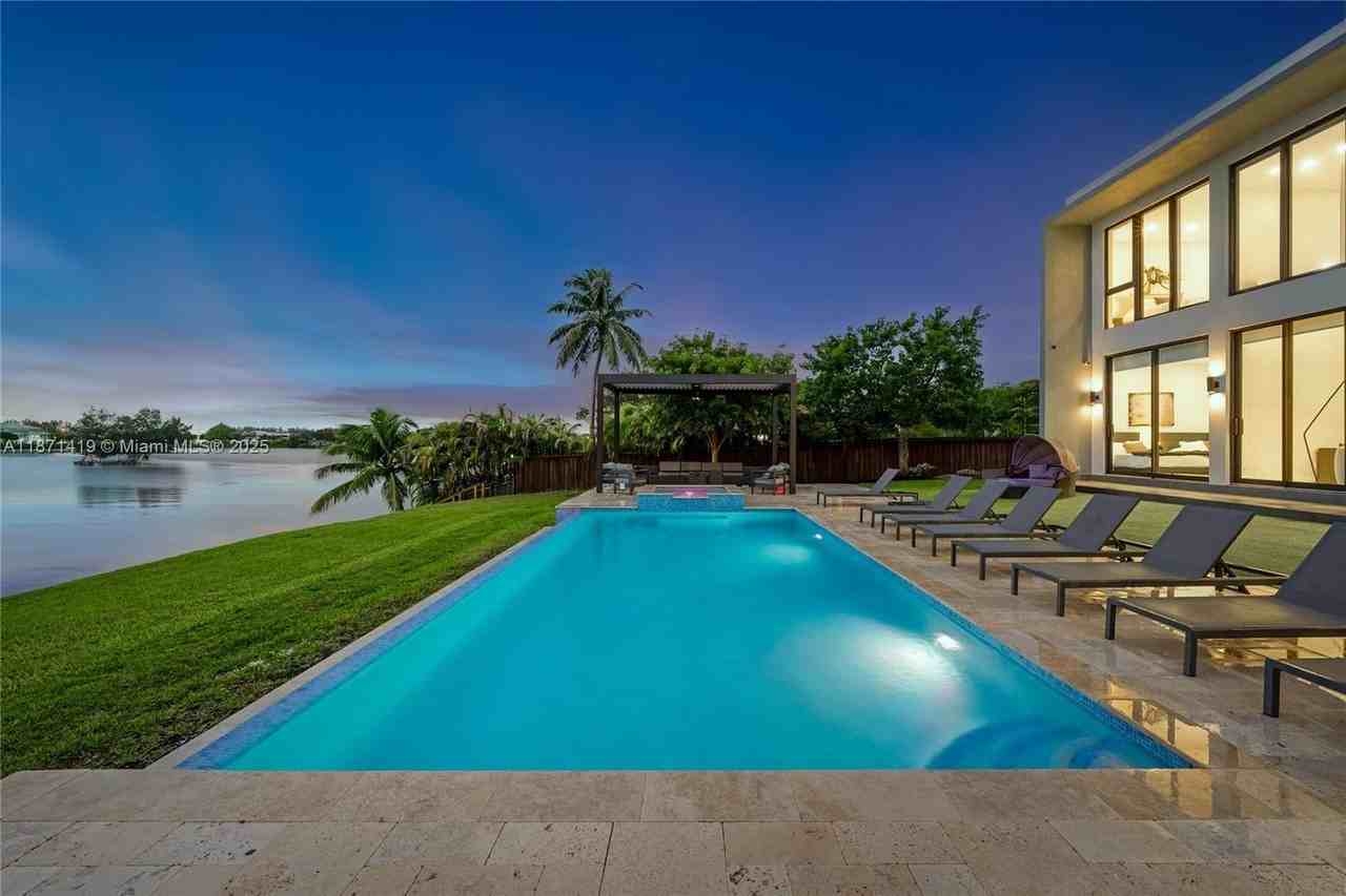 5420 Sw 72nd Ave - Photo 6 of 50