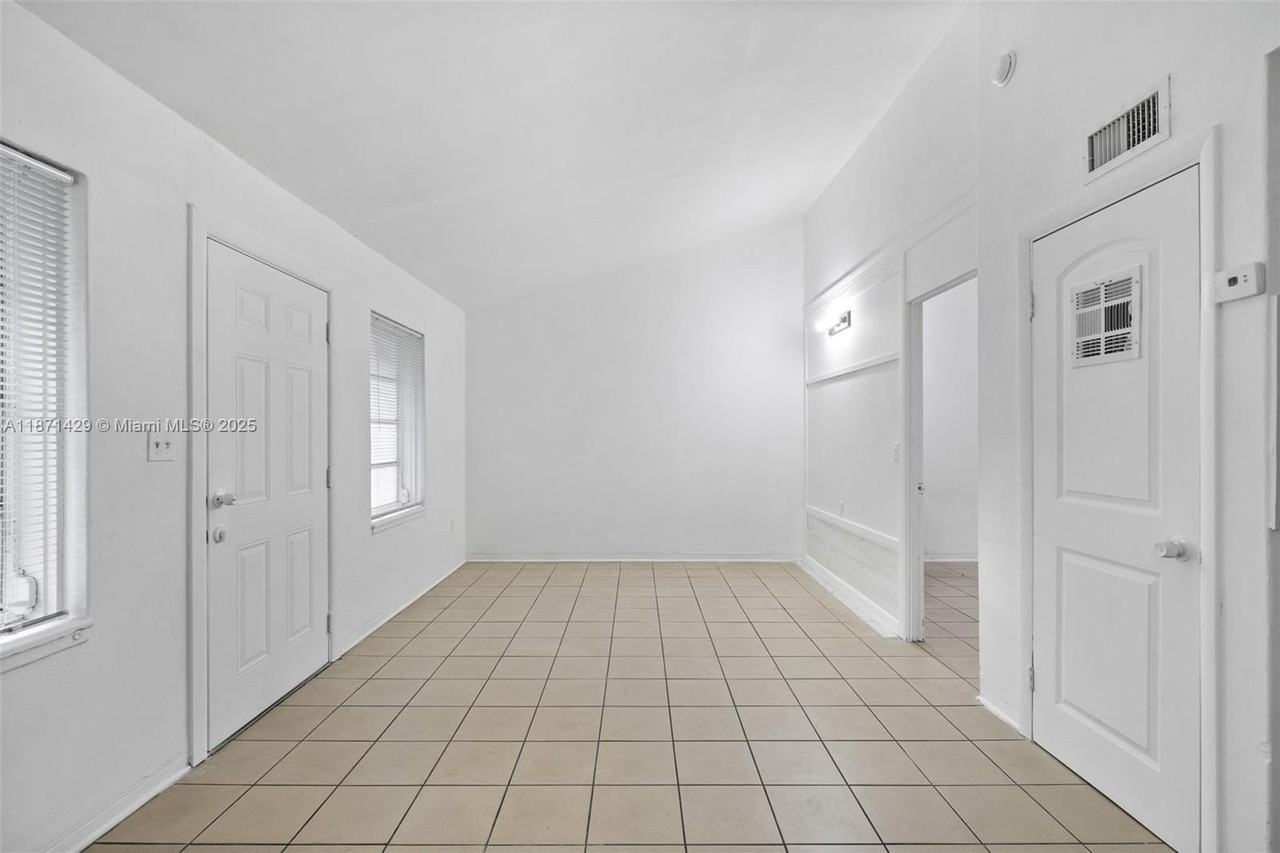 840 Southwest 7th Street #844 - Photo 4 of 10