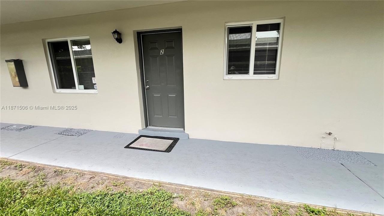 701 Sw 15th Ave #1-4 - Photo 2 of 15