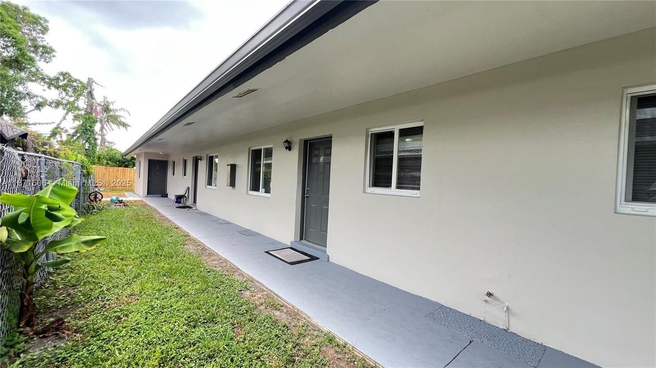 701 Sw 15th Ave #1-4 - Photo 3 of 15