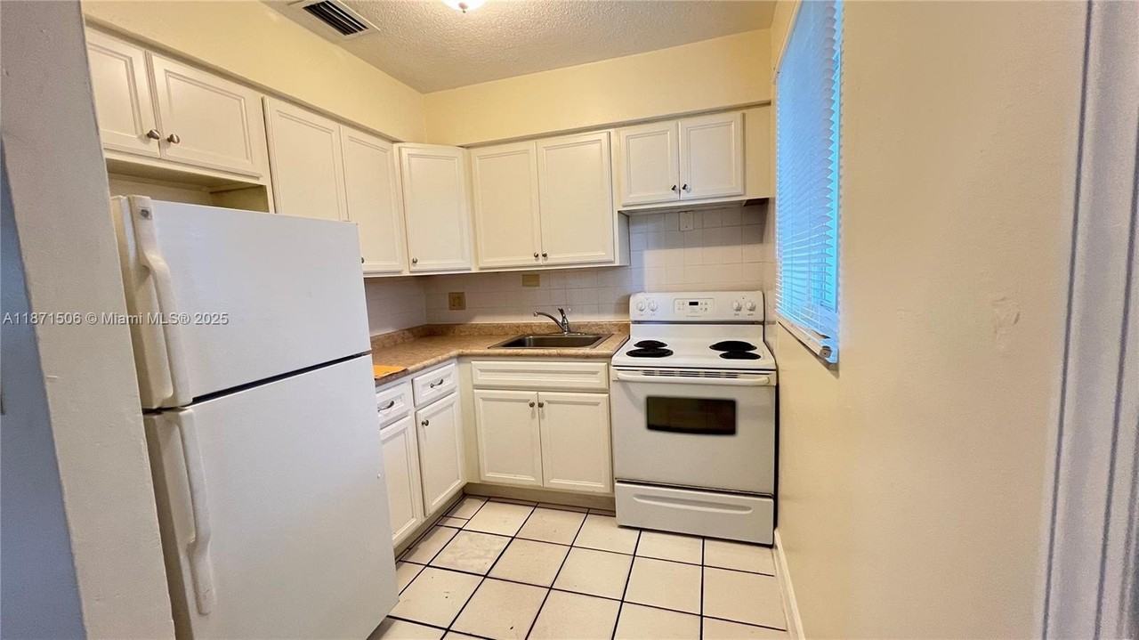 701 Sw 15th Ave #1-4 - Photo 5 of 15