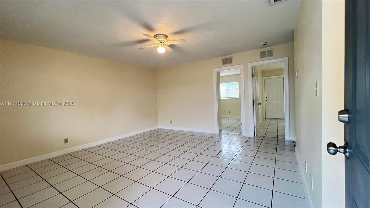 701 Sw 15th Ave #1-4 - Photo 6 of 15