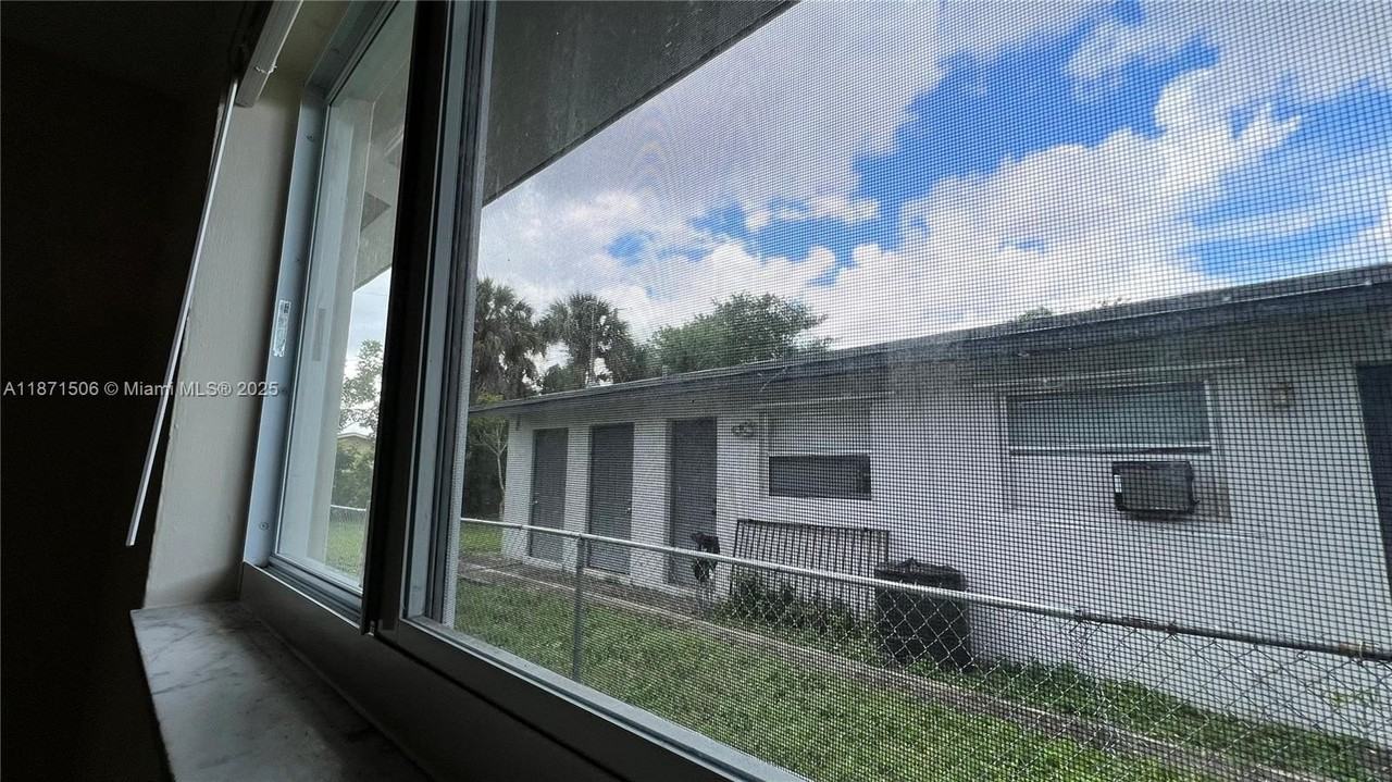 701 Sw 15th Ave #1-4 - Photo 7 of 15