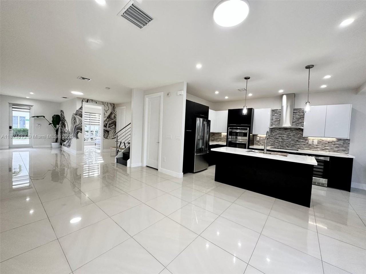 6315 Nw 105th Ct - Photo 7 of 41