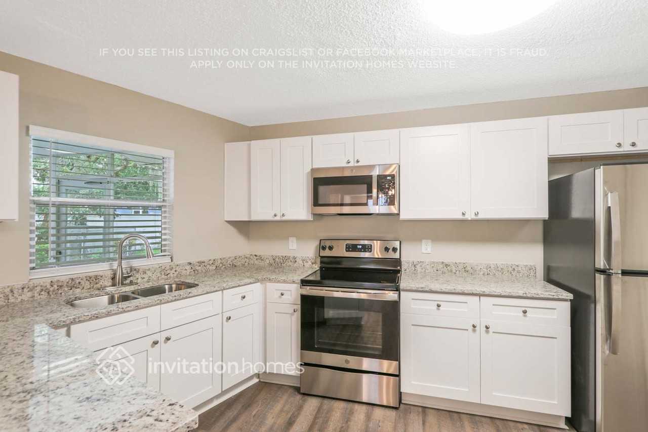 8814 Elm Leaf Ct - Photo 4 of 26