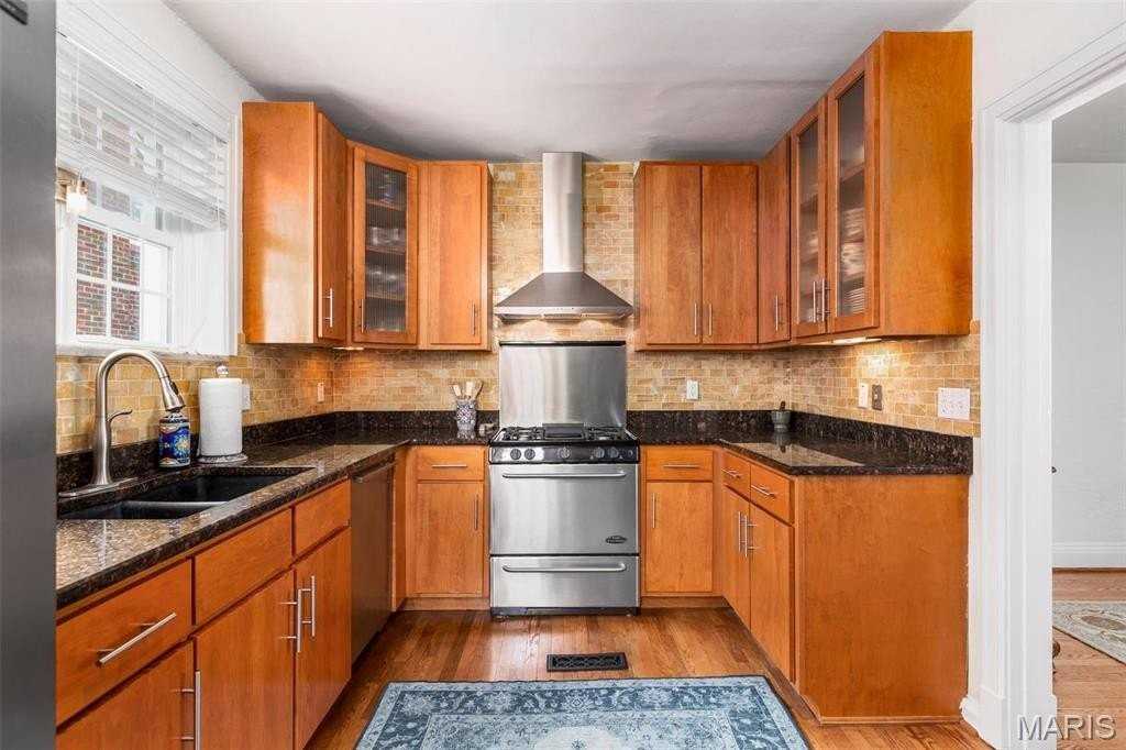 440 North Hanley Road - Photo 3 of 26