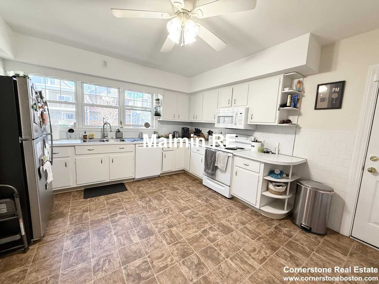 923 E 4th St #1 - Photo 4 of 16