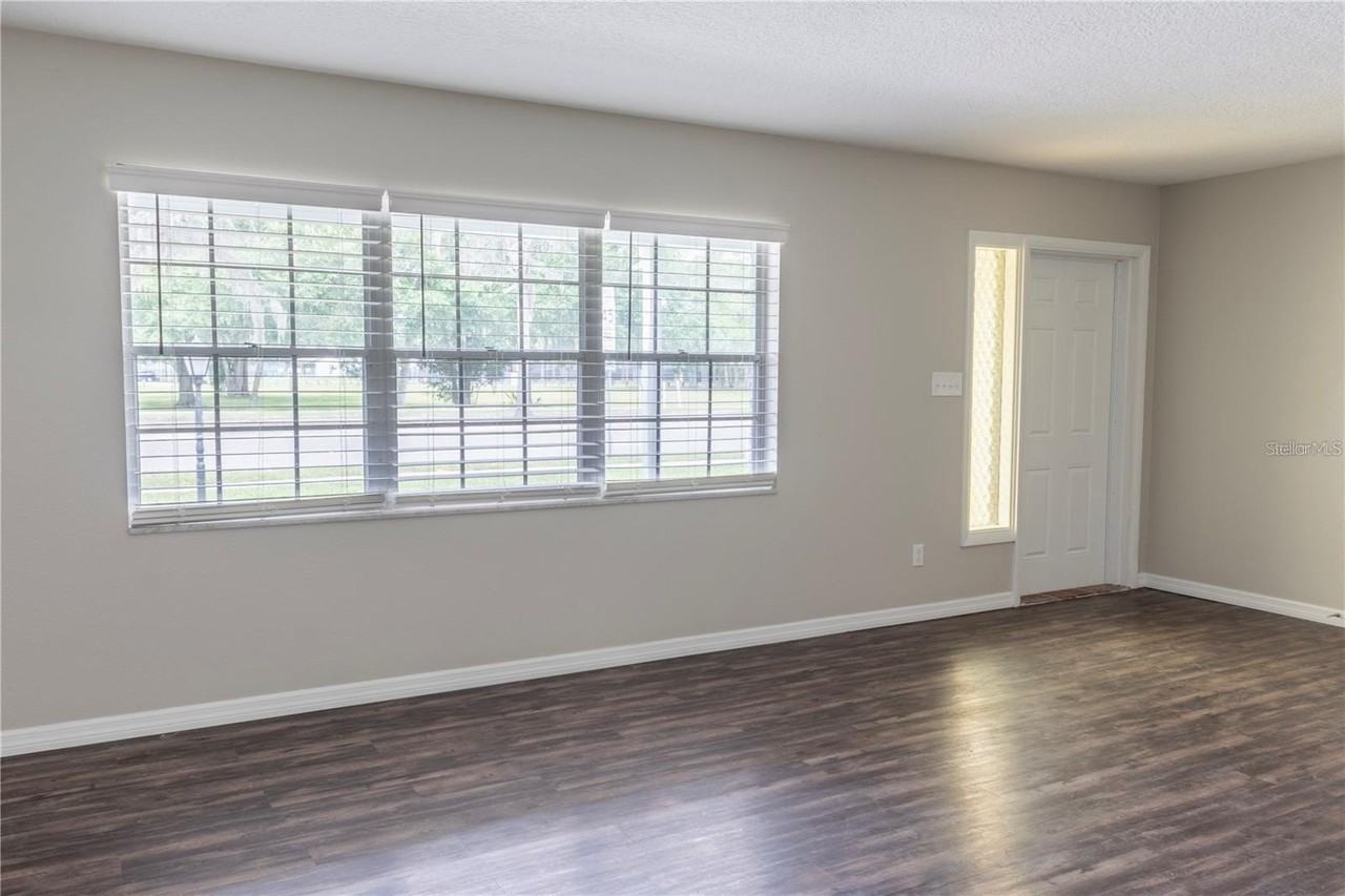 3005 S Kings Ave - Photo 3 of 33