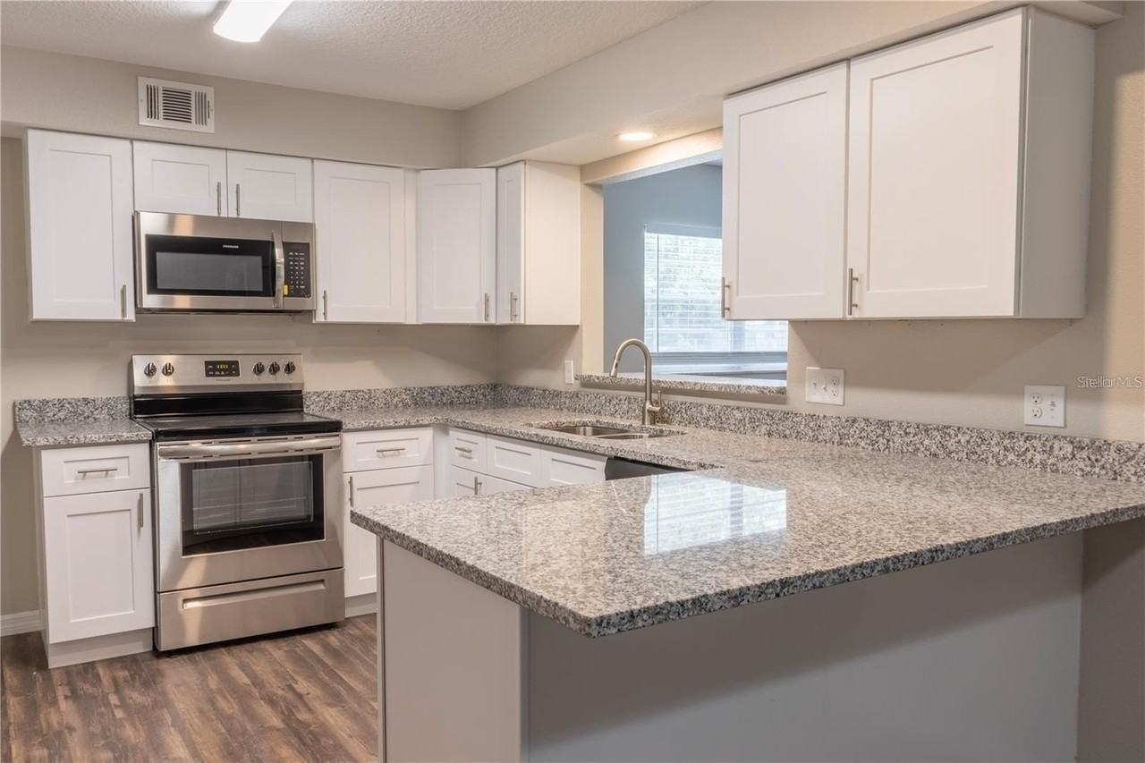 3005 S Kings Ave - Photo 6 of 33