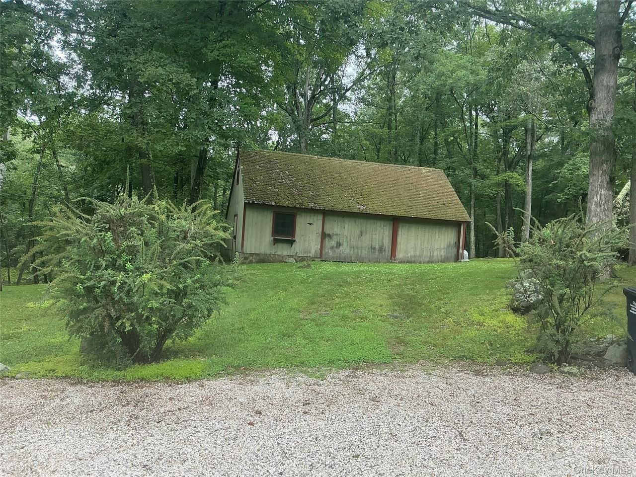 118 Old Mill River Rd - Photo 3 of 26