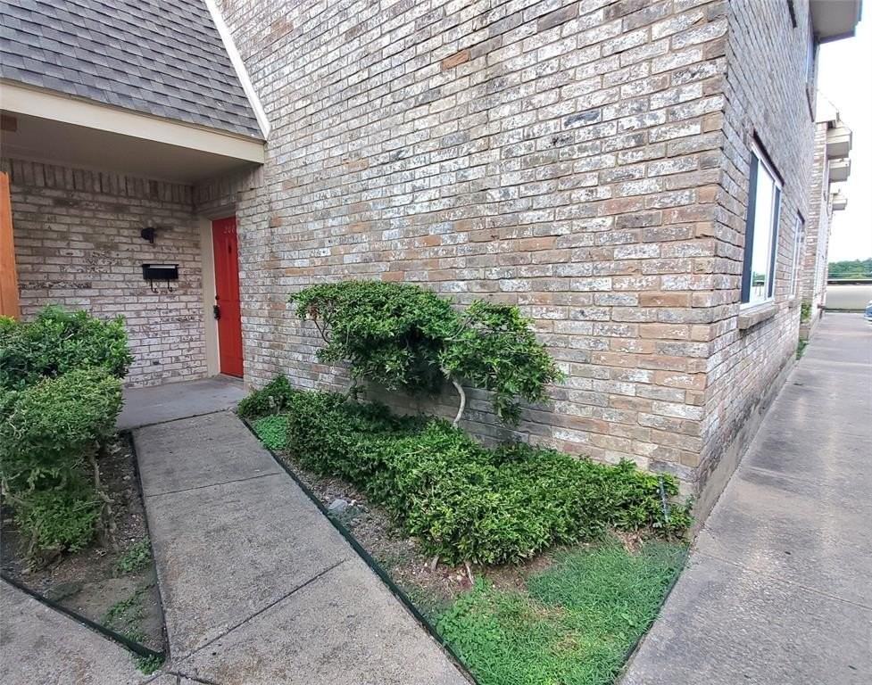 208 Village North Dr