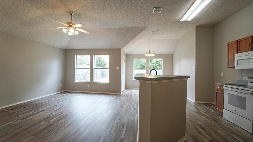 1036 Hampton Dr - Photo 6 of 30