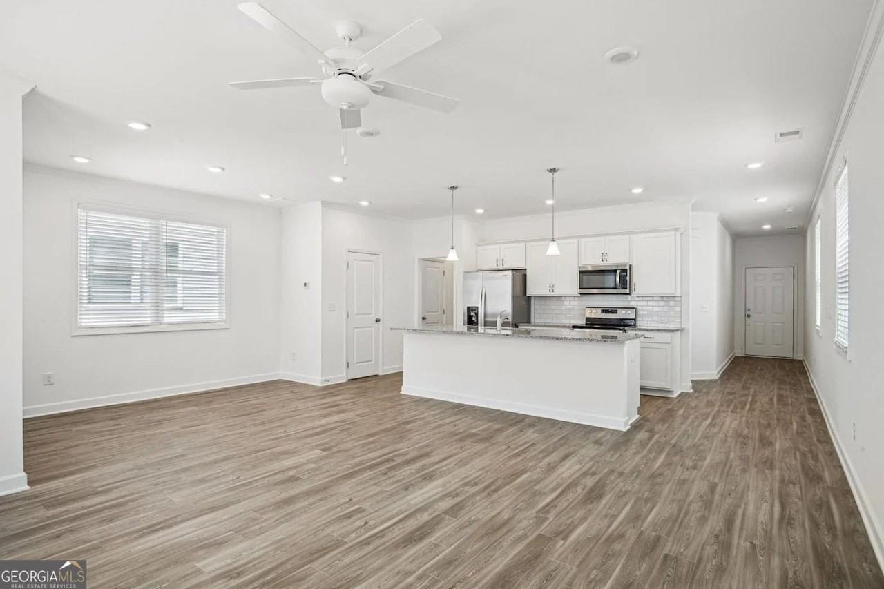 4025 Hillmont Ln - Photo 3 of 8