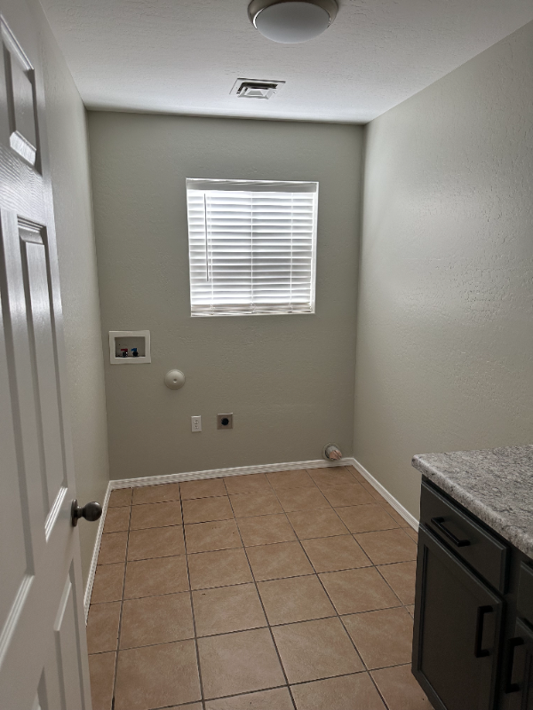 898 W 7th St S - Photo 3 of 9