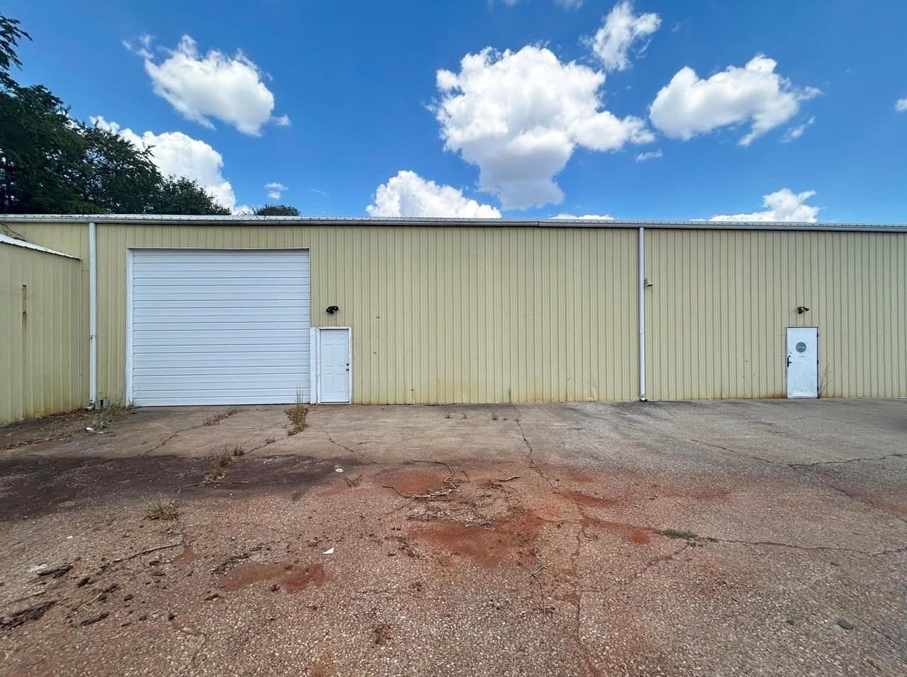 2737 Pioneer Dr - Photo 2 of 12