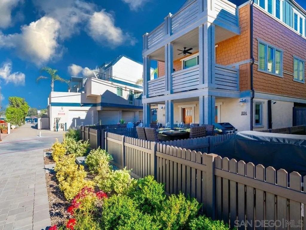 824 Jersey Ct - Photo 4 of 34