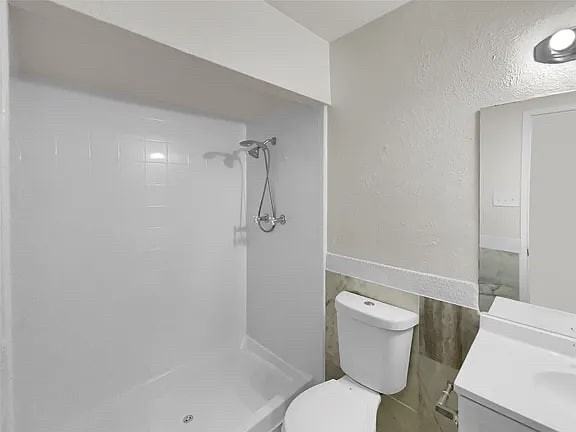 6102 Lakecrest Dr - Photo 2 of 14