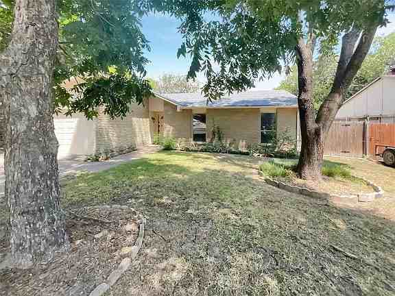 6102 Lakecrest Dr - Photo 3 of 14