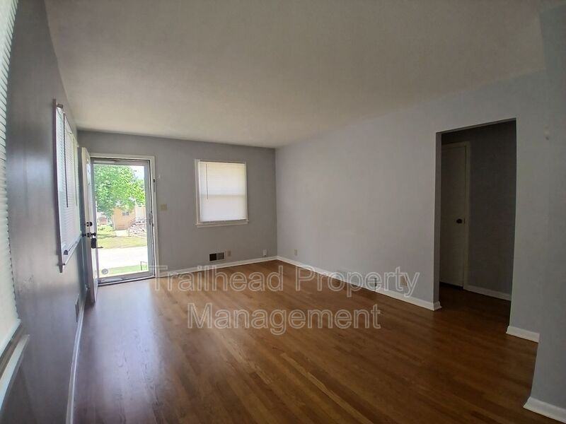 3412 S Oxford Ave - Photo 2 of 25