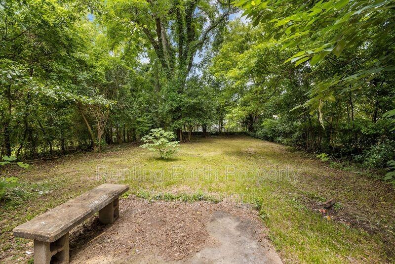 552 S Bainbridge St - Photo 6 of 17